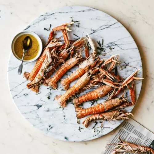 Verse langoustines op marmeren plaat