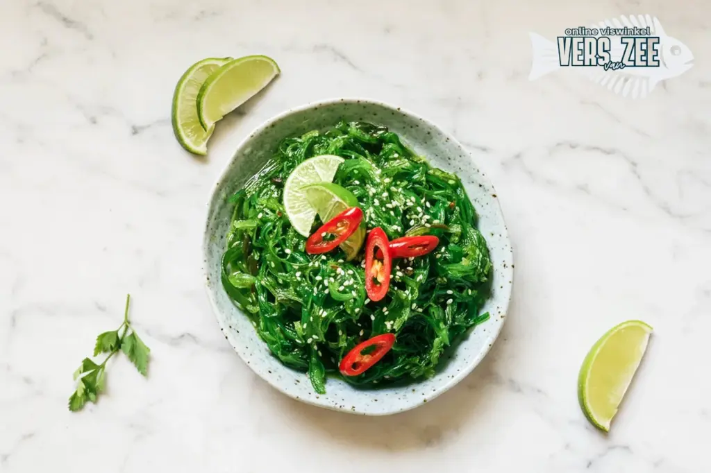 Groene zeewiersalade met limoen en chili