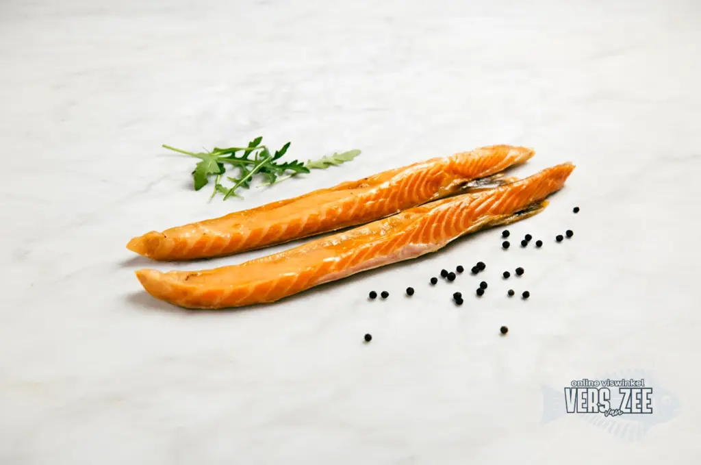 Gerookte zalm met kruiden en peper