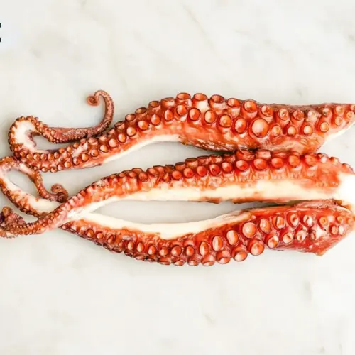 Gekookte octopus tentakels op marmer