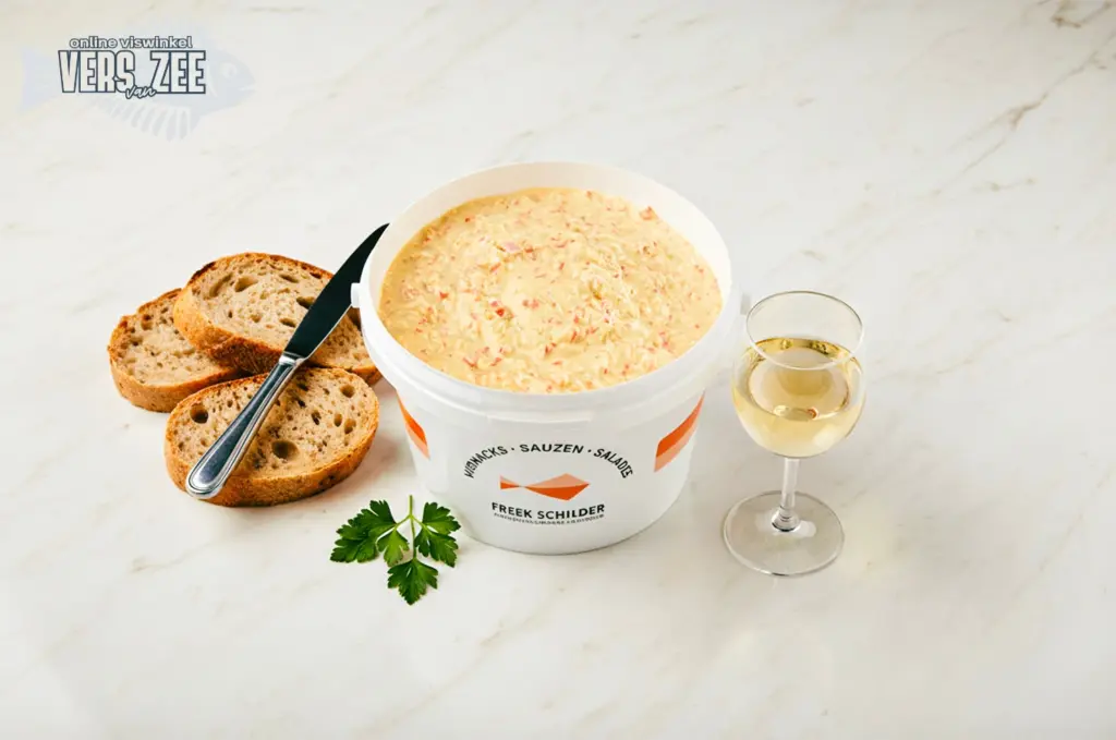 Romige salade met brood en wijn