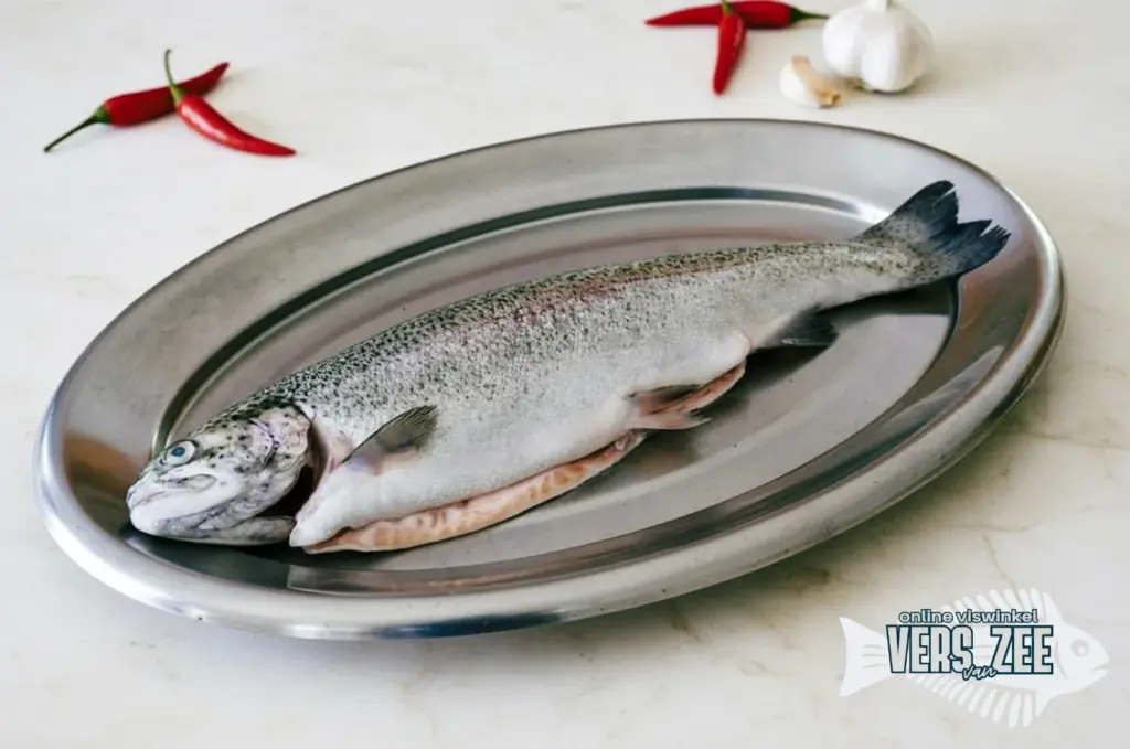Verse forel op een schaal