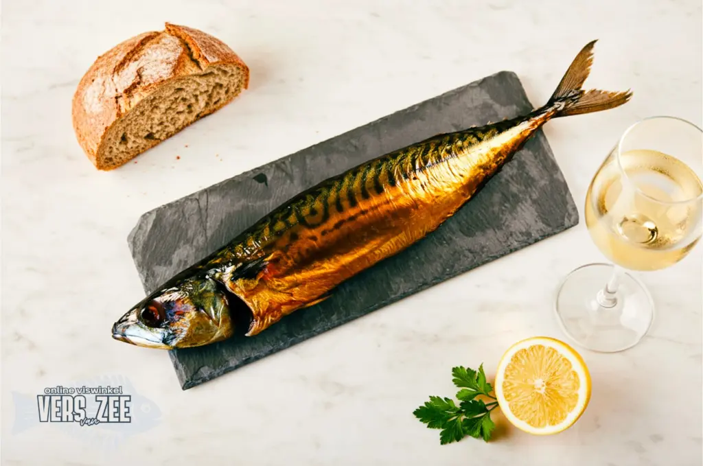 Gerookte makreel met brood en citroen